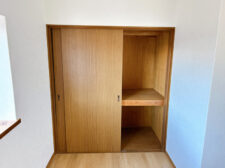 2階洋室8.5収納 (内装)