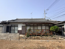 ※手前の土地は隣地 (外観)