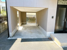 南側ビルドイン駐車場 (外観)